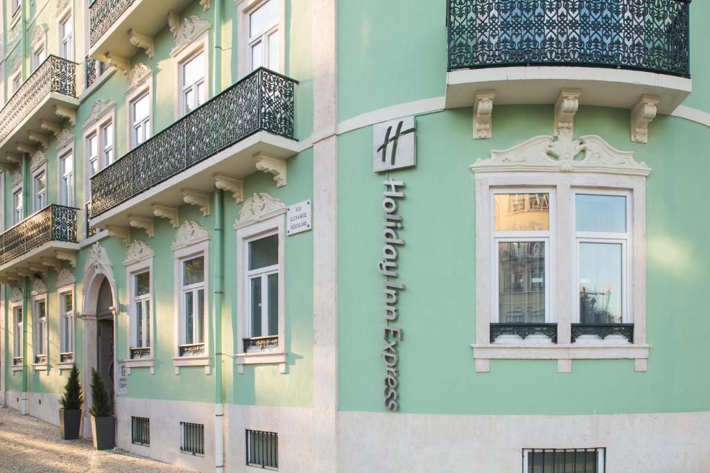 een blauw gebouw met een raam op een straat bij Holiday Inn Express Lisboa - Av. Liberdade, an IHG Hotel in Lissabon