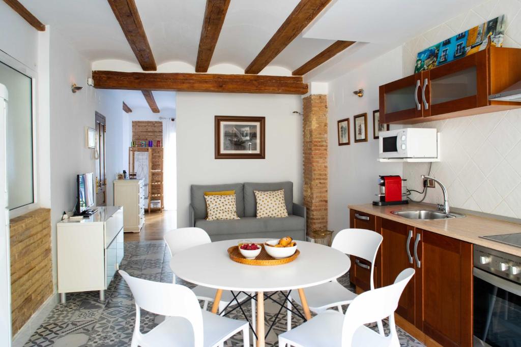 バレンシアにあるFLORIT FLATS - Cozy Wifi AC Loft In the Heart of Ruzafaのキッチン、リビングルーム(テーブル、椅子付)