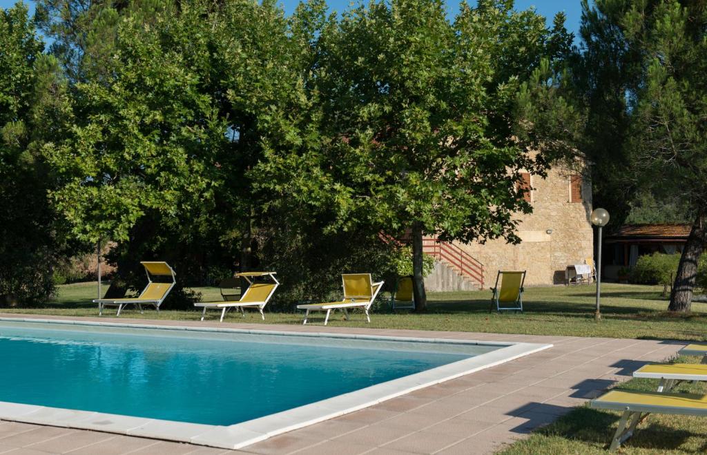 Bazén v ubytování Agriturismo San Carlo nebo v jeho okolí