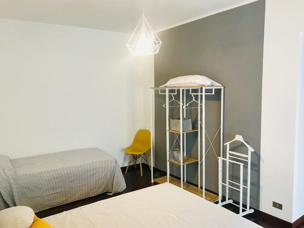 Postel nebo postele na pokoji v ubytování Genova Suite Art