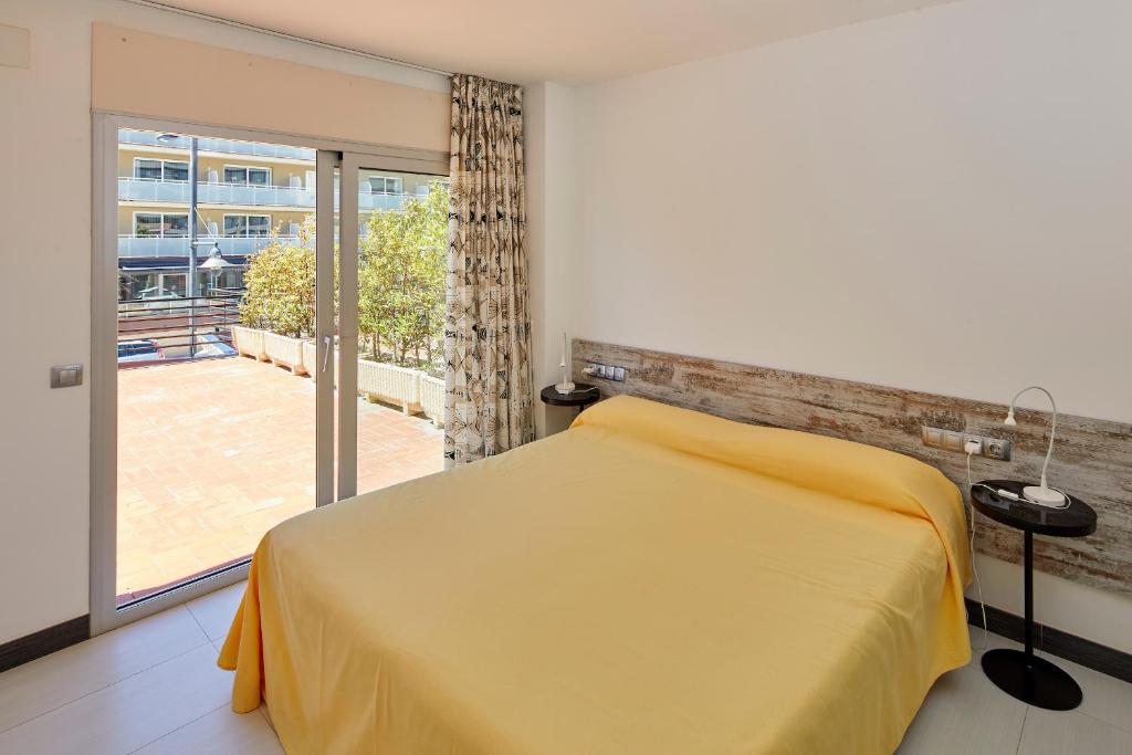 A bed or beds in a room at Apartamentos en Rocamaura