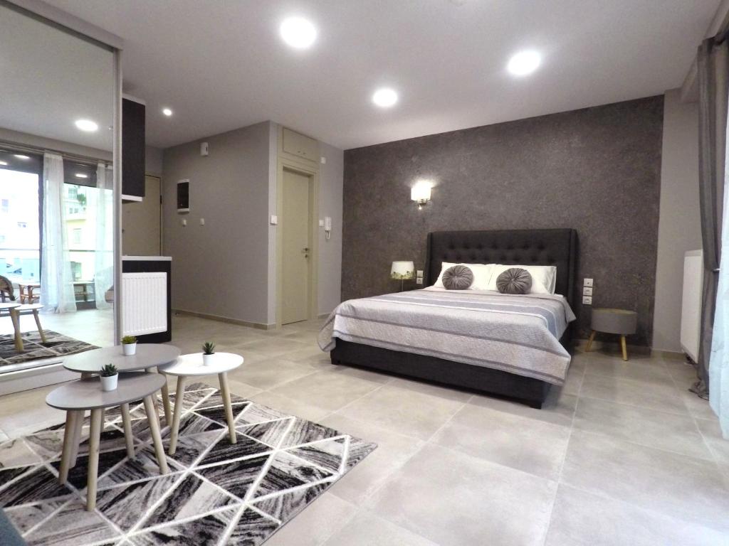 een slaapkamer met een bed en twee tafels erin bij Dreamstudio II in Volos