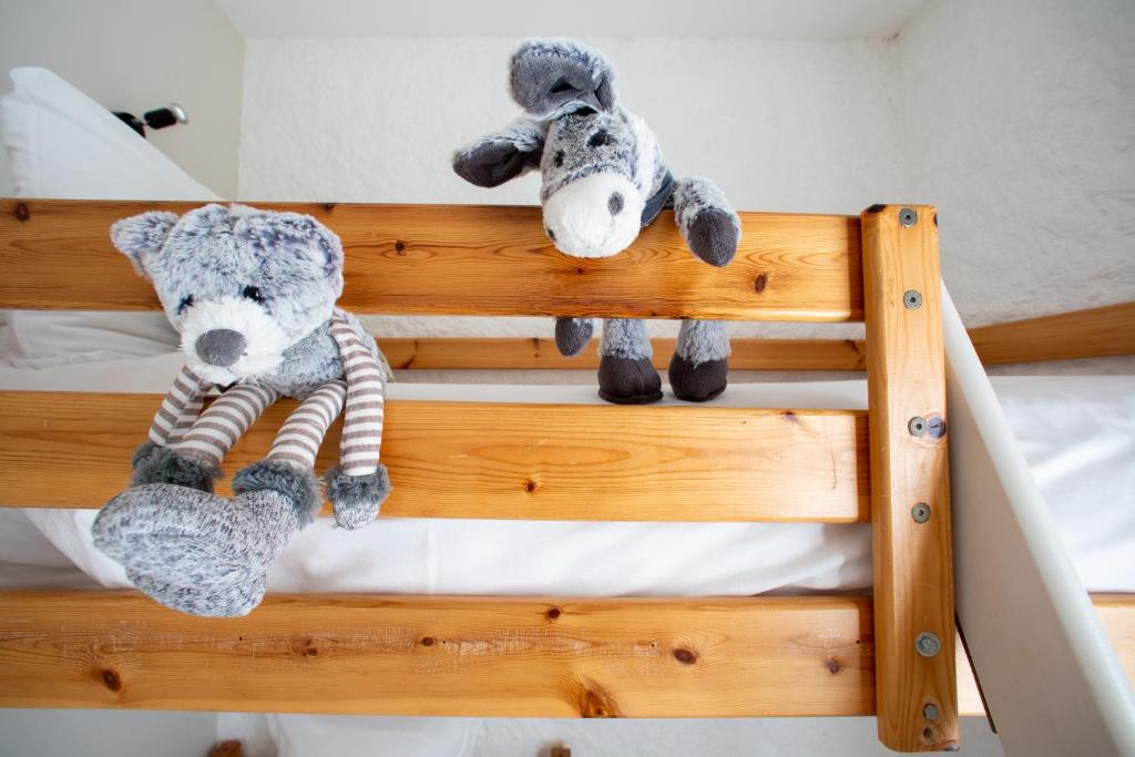 Palanda nebo palandy na pokoji v ubytování Hôtel Le Vert Bois