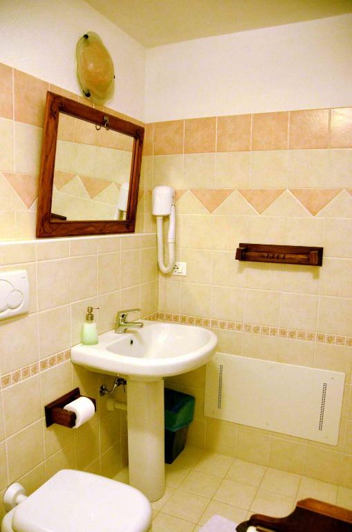 A bathroom at La Corte Di Gerardo