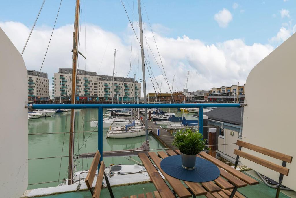 Gallery image of On the Water with Free Parking - By My Getaways in Brighton & Hove
