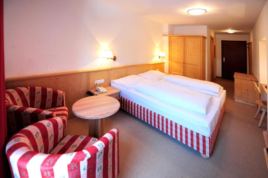 Postel nebo postele na pokoji v ubytování Hotel Krone