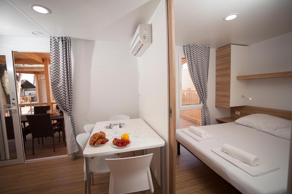 Postel nebo postele na pokoji v ubytování Mediteran Travel Mobile Homes in Camping Terme Čatež