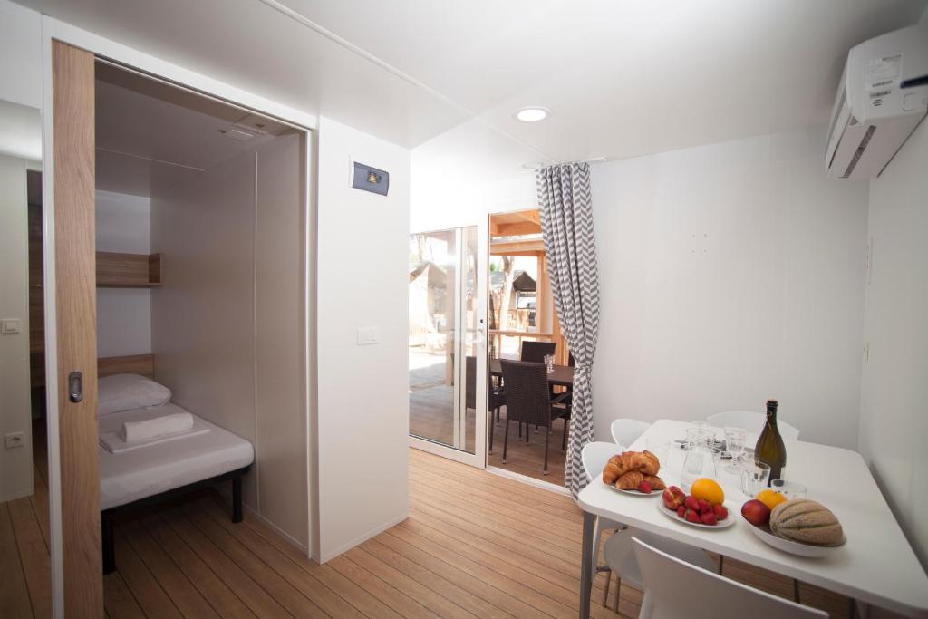 Postel nebo postele na pokoji v ubytování Mediteran Travel Mobile Homes in Camping Terme Čatež