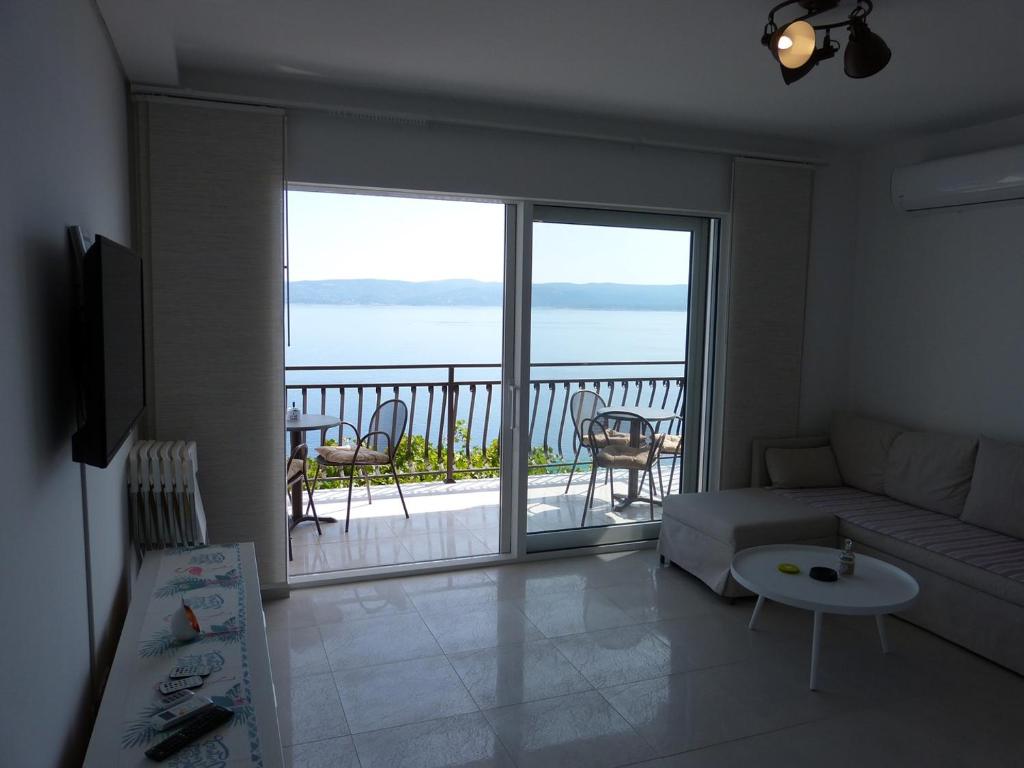 un soggiorno con divano e vista sull'oceano di Apartment NoStress a Pisak