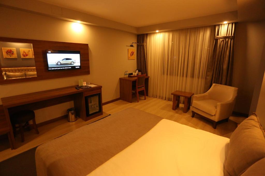 TV a/nebo společenská místnost v ubytování Oytun Park Hotel