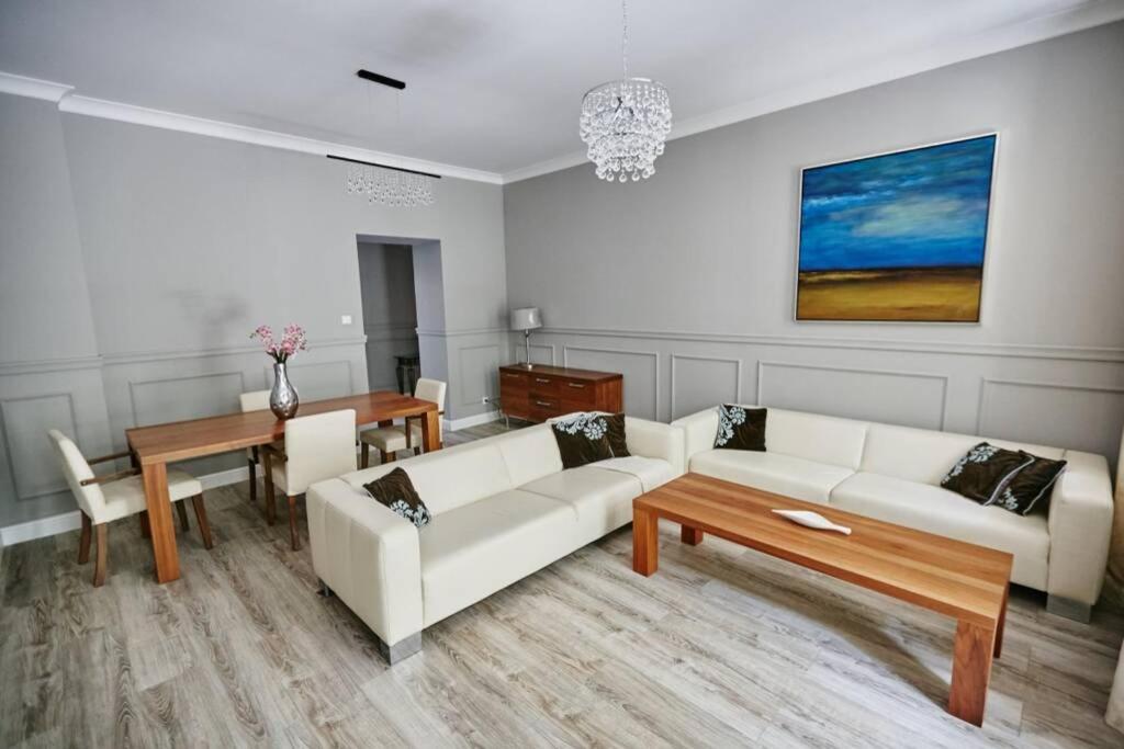 sala de estar con sofá y mesa en Beżowy Apartament DE LUX dla 4 osób Chorzów Katowice en Chorzów