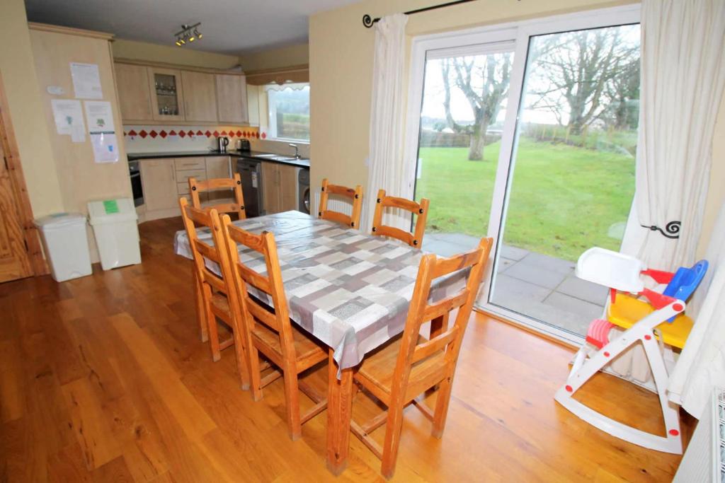 Kuchyň nebo kuchyňský kout v ubytování Rathmullan Holiday Homes