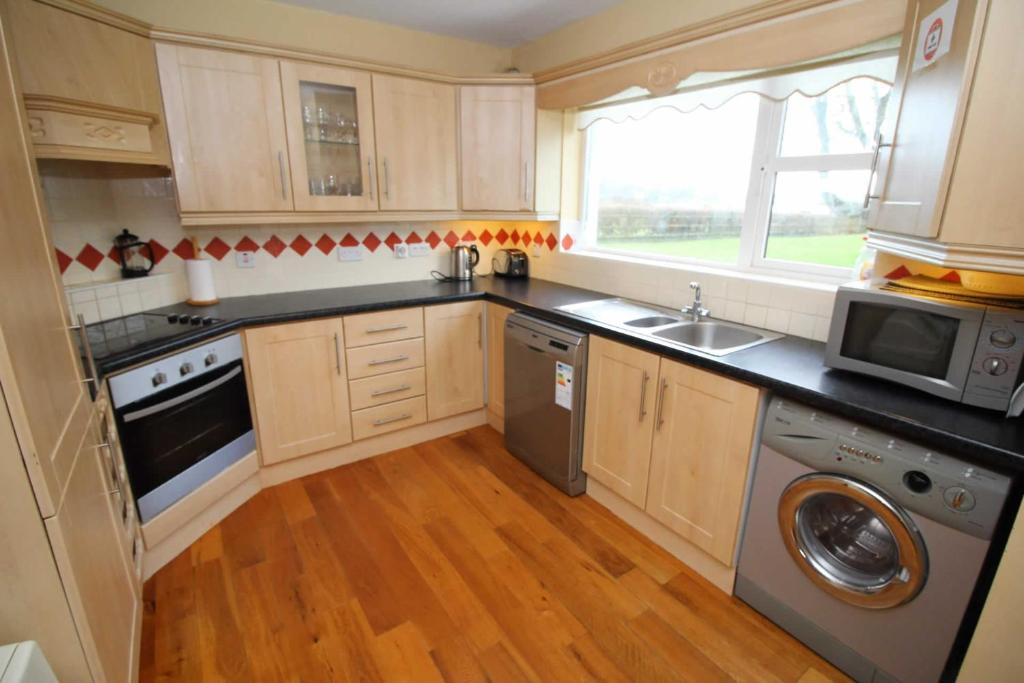 Kuchyň nebo kuchyňský kout v ubytování Rathmullan Holiday Homes