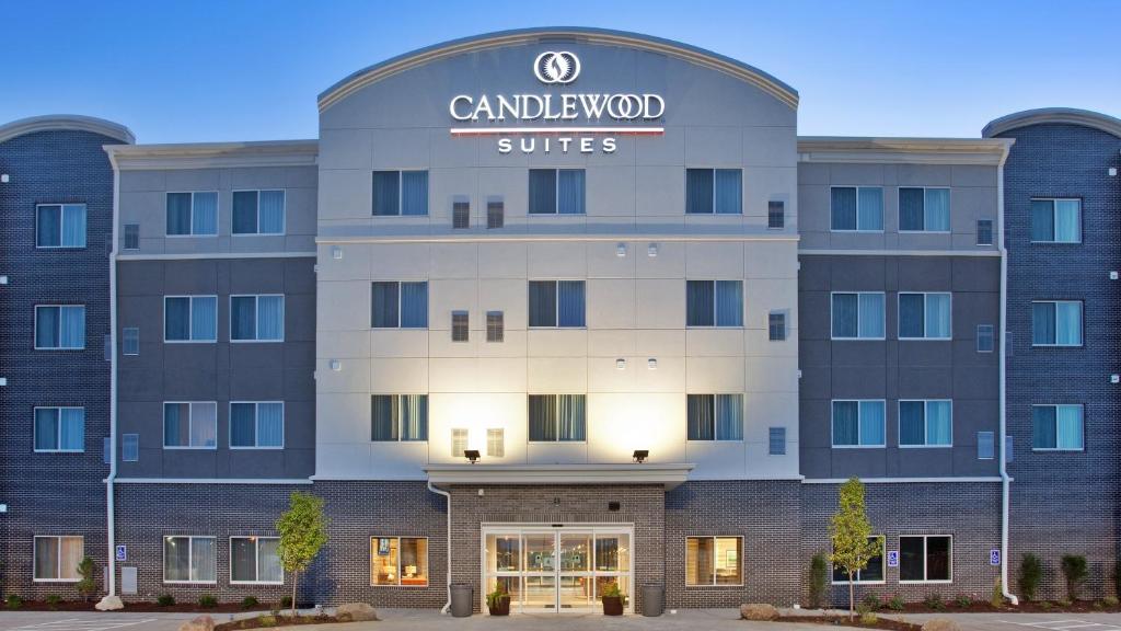 Candlewood Suites Kearney, an IHG Hotel في كيرني: تقديم فندق عليه لافته