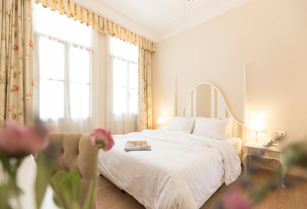 Gatto Perso Luxury Studio Apartments tesisinde bir odada yatak veya yataklar
