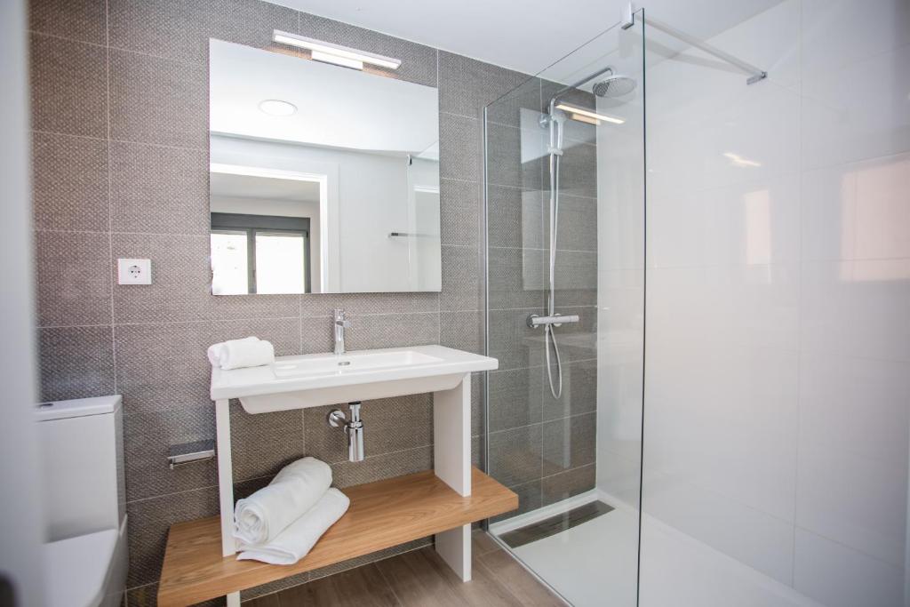 A bathroom at Arguineguín Park By Servatur VV