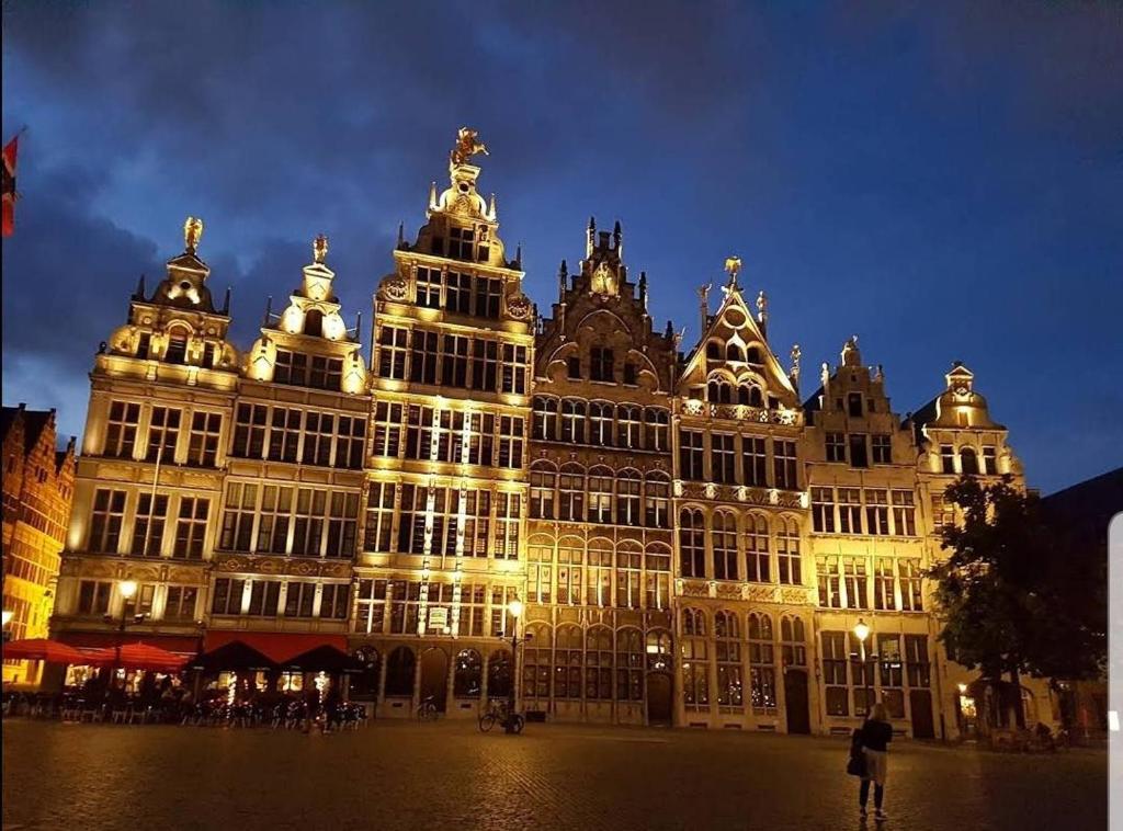 un gran edificio iluminado por la noche en BAAN SIAM en Bruges