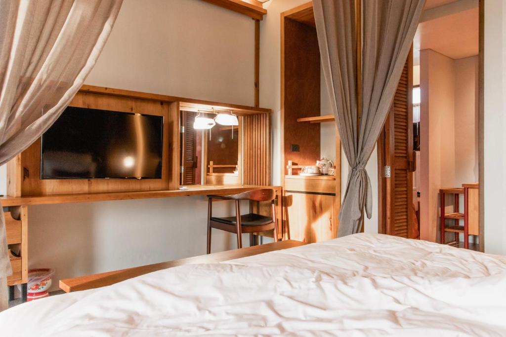 Postel nebo postele na pokoji v ubytování Hotel Gahn Khaolak