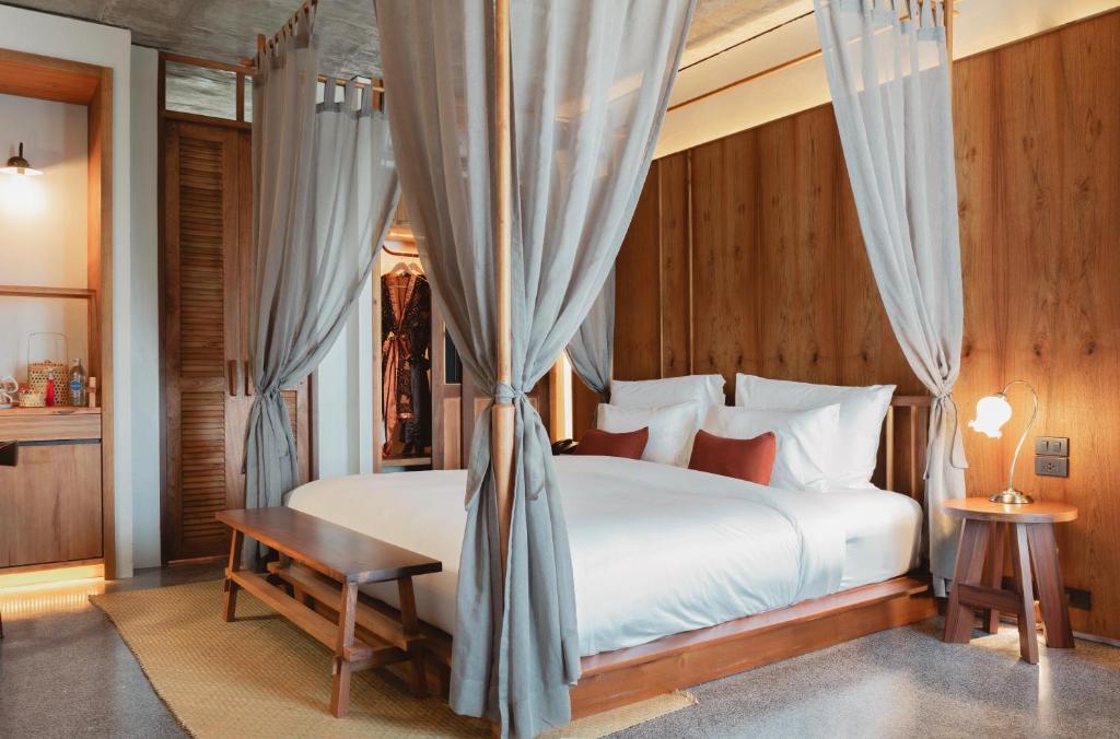 Postel nebo postele na pokoji v ubytování Hotel Gahn Khaolak