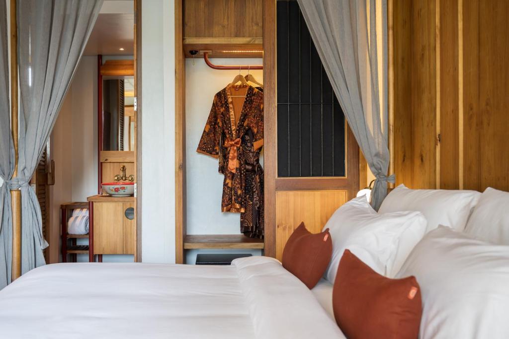 Postel nebo postele na pokoji v ubytování Hotel Gahn Khaolak