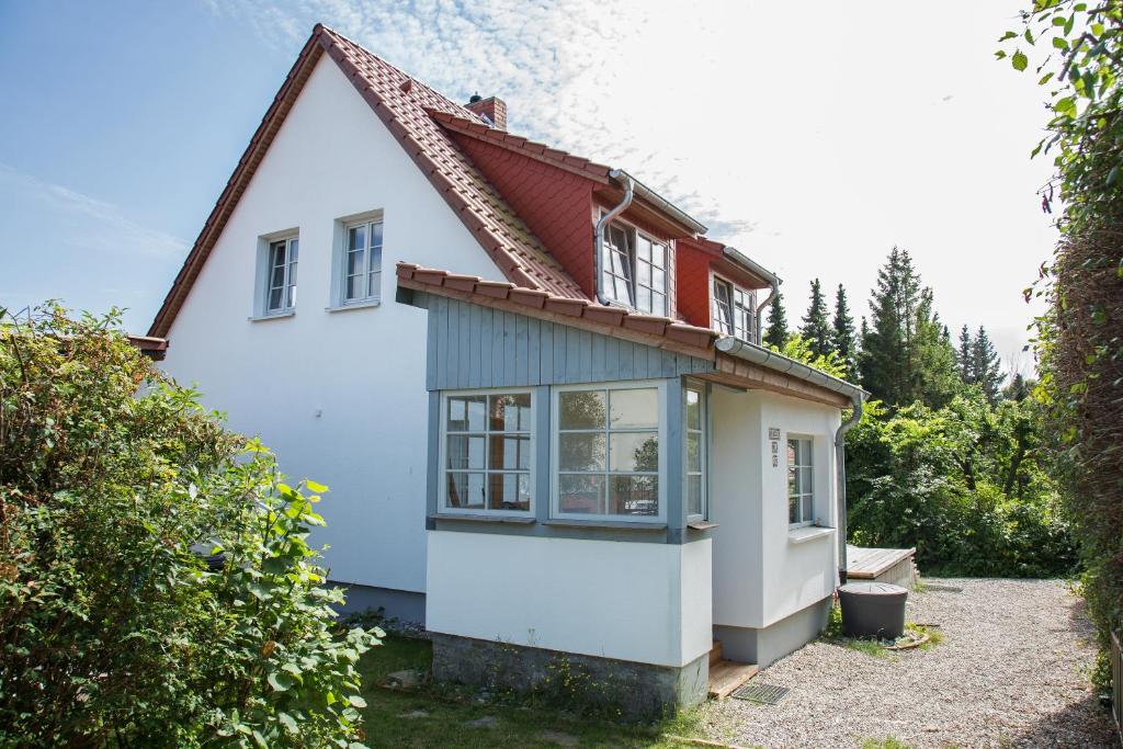 a white house with a red roof at Hügelhus in Kloster