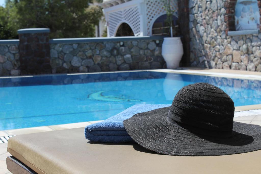 Bassein majutusasutuses Hotel Thira või selle lähedal