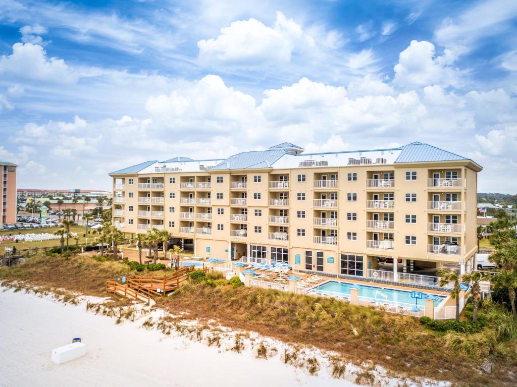 Holiday Inn Club Vacations Panama City Beach Resort, an IHG Hotel في بنما سيتي بيتش: اطلالة جوية على منتجع مع مسبح