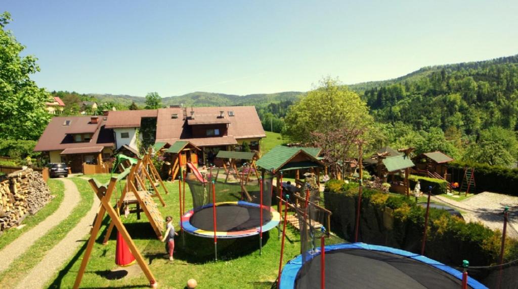 Vue sur la piscine de l'établissement Agroturystyka U Matysa Wisła ou sur une piscine à proximité