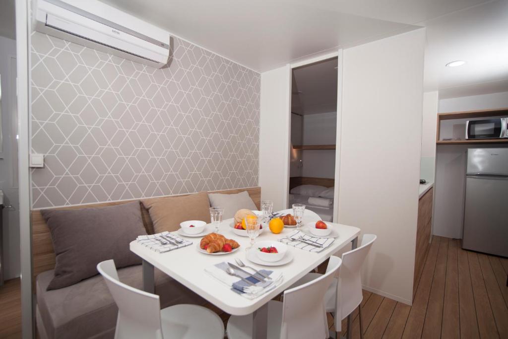 Kuchyň nebo kuchyňský kout v ubytování Mediteran Travel Mobile Homes in Camping Terme Čatež