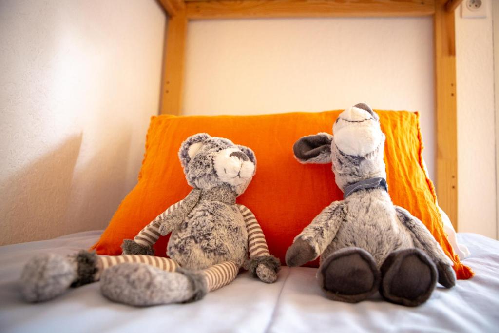 deux animaux farcis sont assis sur un lit dans l&#39;établissement Hôtel Le Vert Bois, à Dolus-d&#39;Oléron