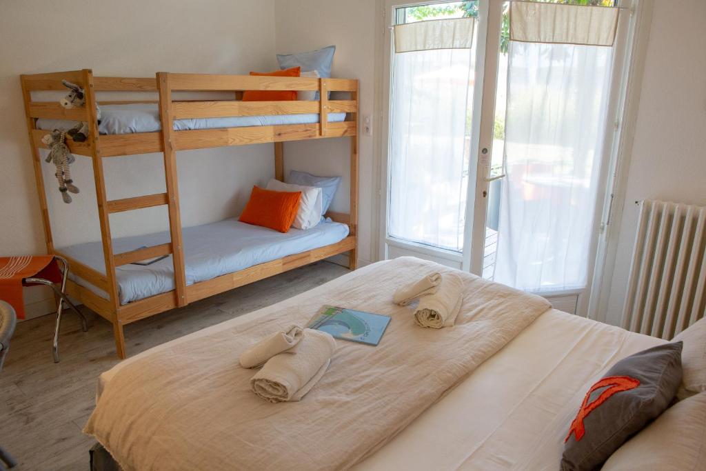Postel nebo postele na pokoji v ubytování Hôtel Le Vert Bois