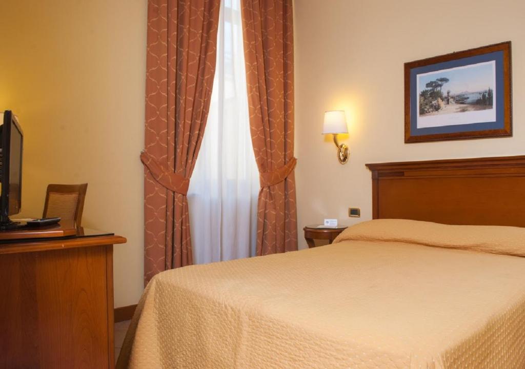 Postel nebo postele na pokoji v ubytování Le Cheminée Business Hotel Napoli
