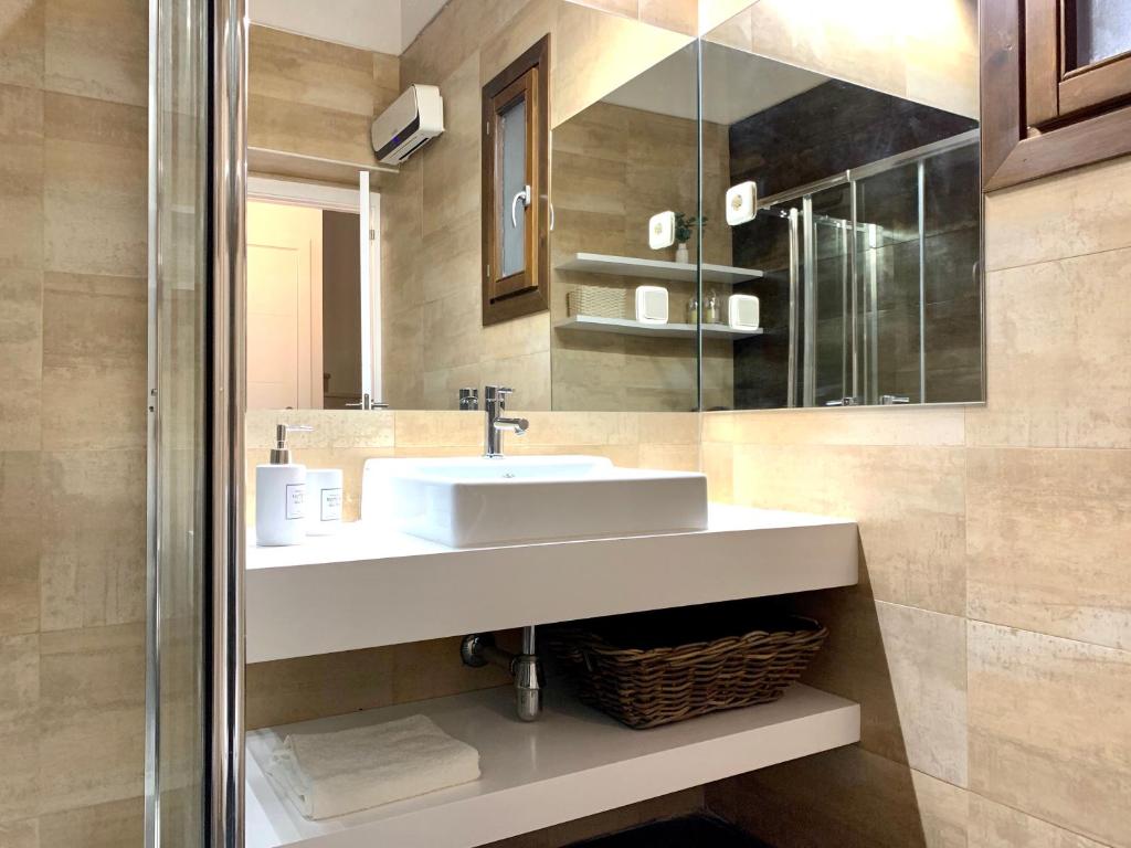 A bathroom at ~TÍVOLI~ Edificio Histórico S.XVI. Centro