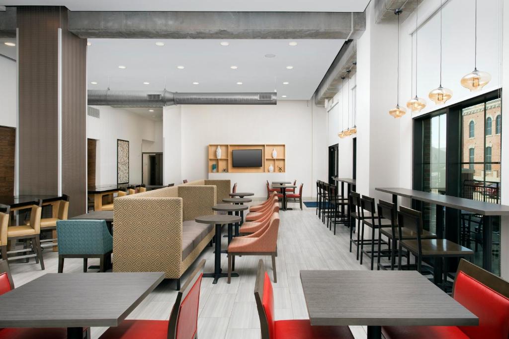 Holiday Inn Express Pensacola Downtown by IHG photo
