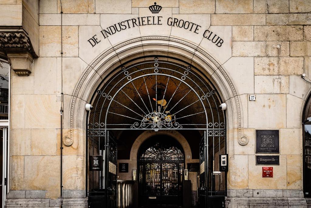 un edificio con entrada al club musicnegie grove en Hotel TwentySeven - Small Luxury Hotels of the World en Ámsterdam