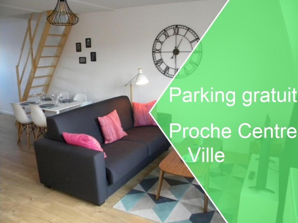 Apartment Lille - Proche métro - Stationnement gratuit في ليل: غرفة معيشة مع أريكة وطاولة