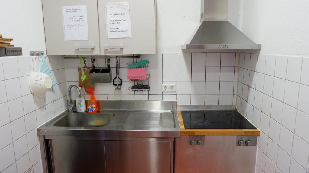 Kuchyň nebo kuchyňský kout v ubytování Hostel am Kurtti
