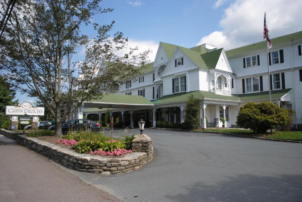 een groot wit gebouw met een bord ervoor bij Green Park Inn in Blowing Rock