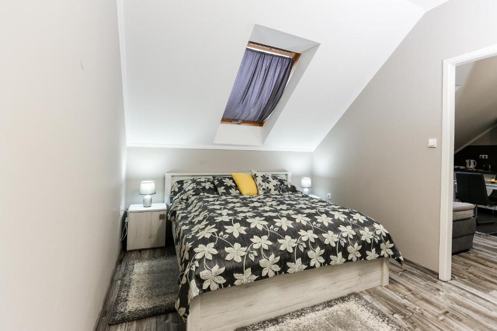 Posteľ alebo postele v izbe v ubytovaní GÁRDI APARTMAN