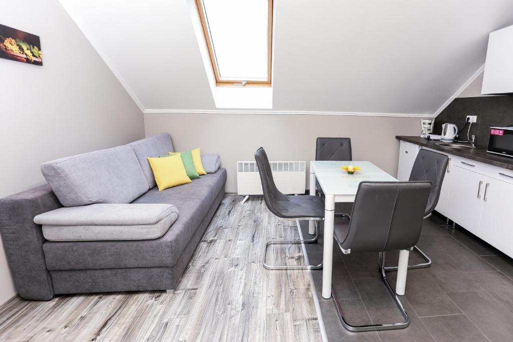 Kuchyňa alebo kuchynka v ubytovaní GÁRDI APARTMAN