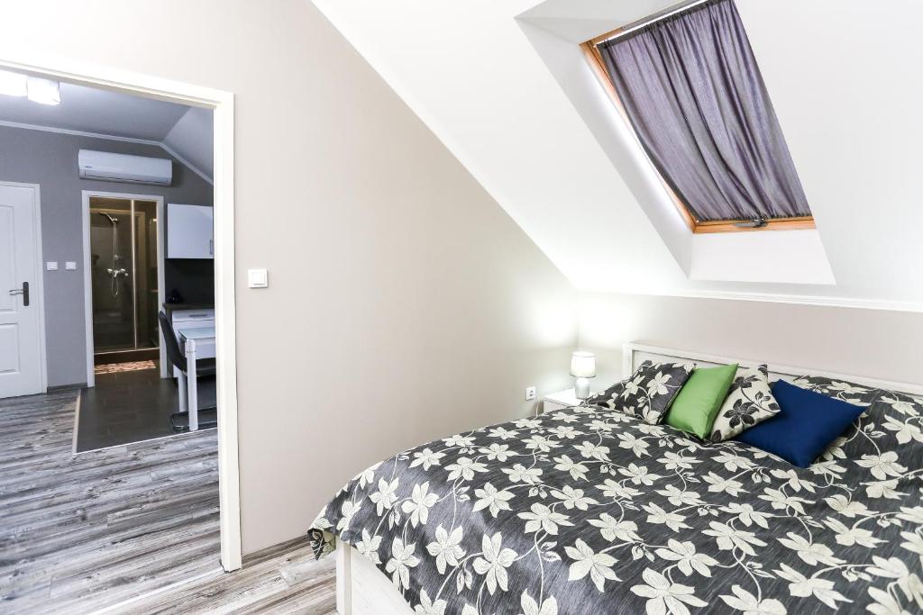 Posteľ alebo postele v izbe v ubytovaní GÁRDI APARTMAN
