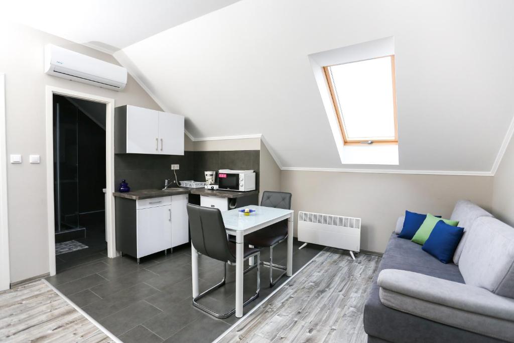 Kuchyňa alebo kuchynka v ubytovaní GÁRDI APARTMAN