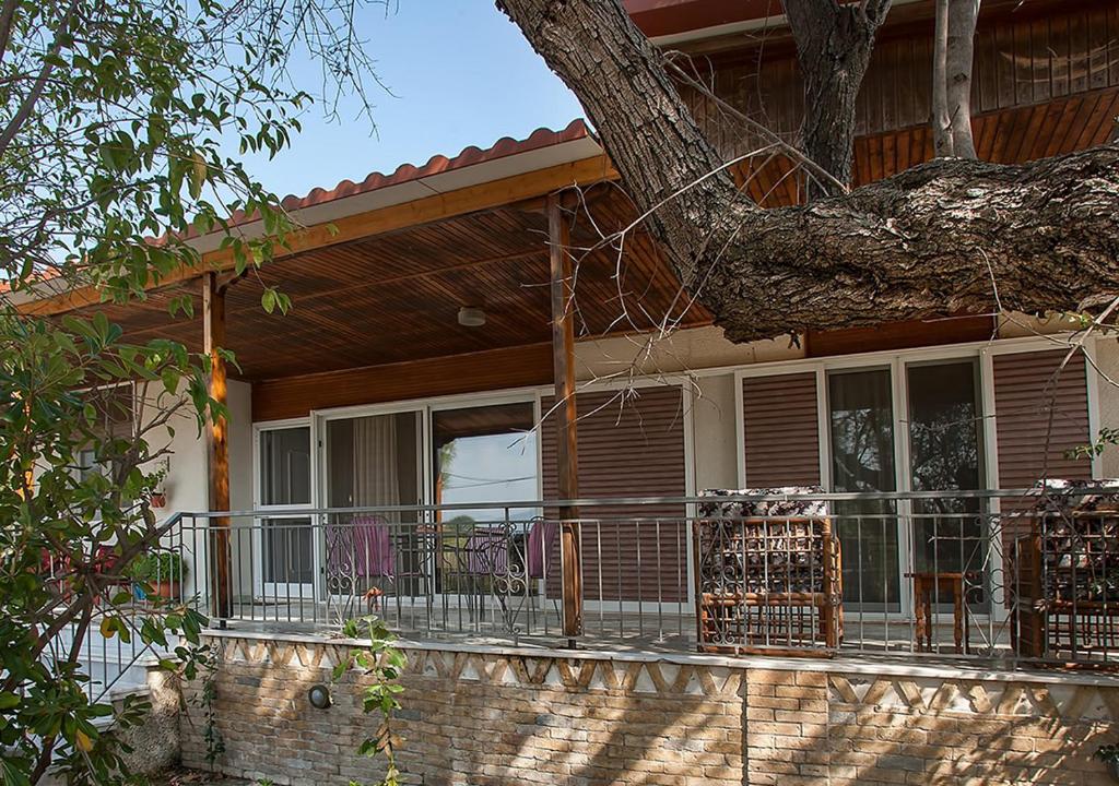 Balkón nebo terasa v ubytování Marathos beach House