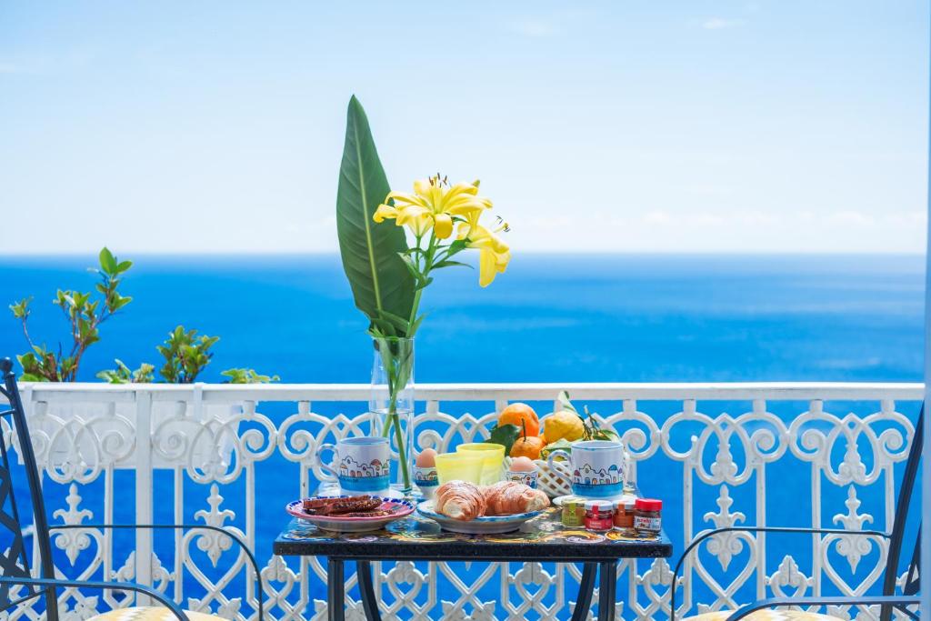 taca z jedzeniem na stole na balkonie w obiekcie Casa Nilde w mieście Positano