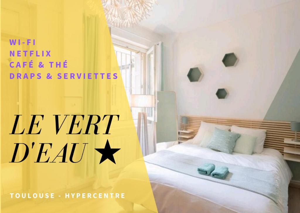 トゥールーズにあるLe Vert d'Eau - Rue Riquet - Terrasseのベッドルーム(ベッド1台、黄色のカーテン付)