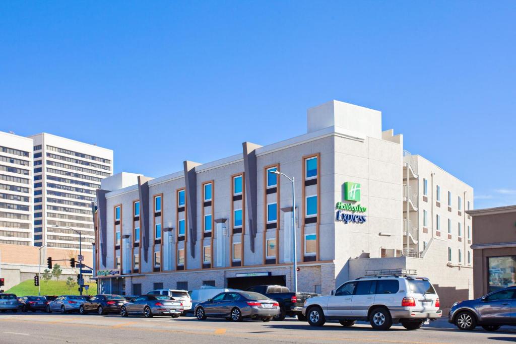 um grande edifício com carros estacionados em frente em Holiday Inn Express West Los Angeles, an IHG Hotel em Los Angeles