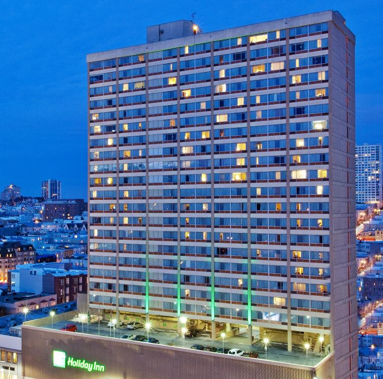 um edifício alto com muitas janelas à noite em Holiday Inn San Francisco - Golden Gateway, an IHG Hotel em São Francisco