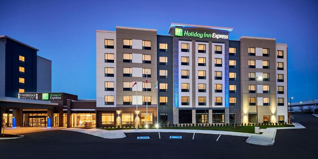 ナイアガラ・オン・ザ・レイクにあるHoliday Inn Express Niagara-On-The-Lake, an IHG Hotelの看板が上のホテルの建物