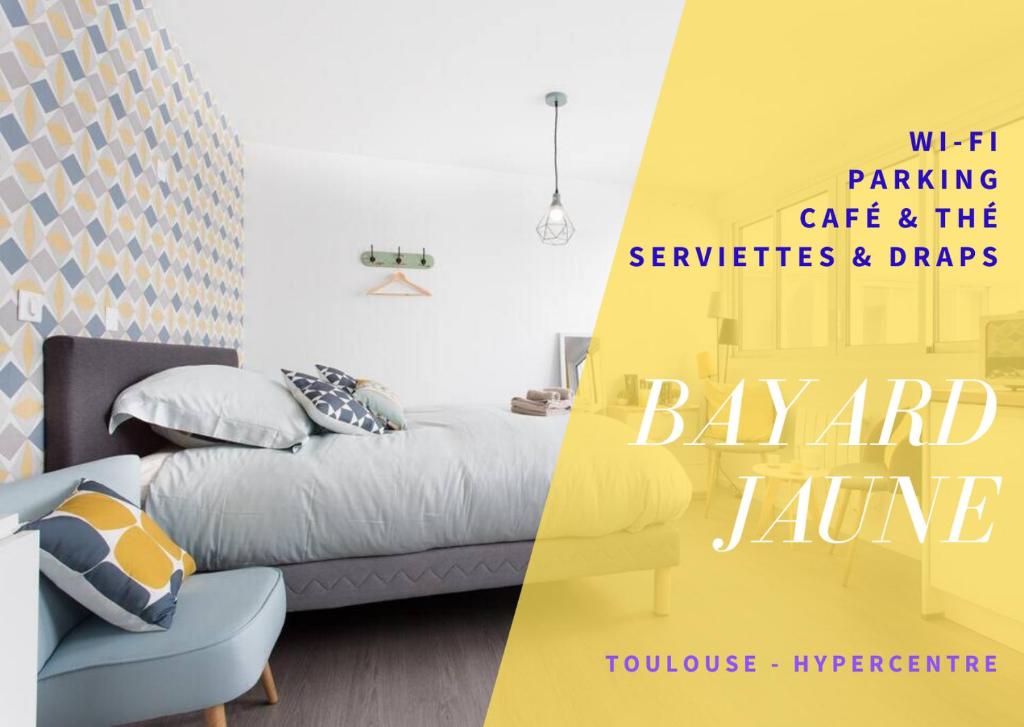 トゥールーズにあるLe Bayard Jaune - PARKING & Gare SNCFのベッドルーム1室(ベッド1台、黄色のバナー付)