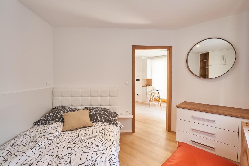 Postel nebo postele na pokoji v ubytování Cozy Apartment in the heart of Kranjska Gora